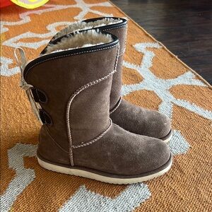 Emu Australia woman’s suede waterproof sheepskin boots size 6